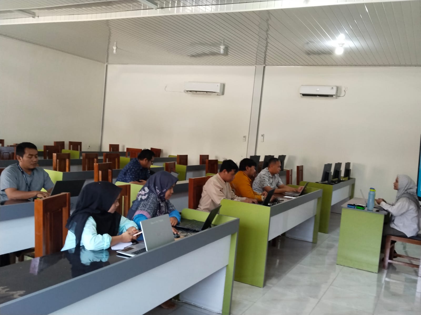 Prodi PTI Universitas Rokania Melakukan Pembahasan Akreditasi Melalui Rapat Monev Intensif