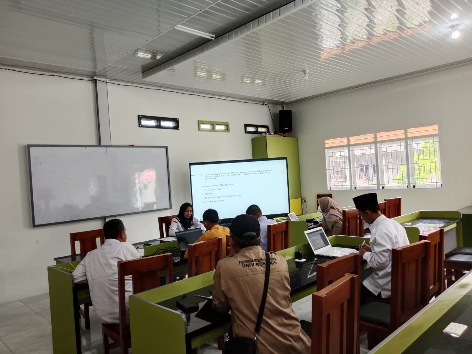 FILKOM Universitas Rokania Laksanakan Rapat Koordinasi Monitoring–Evaluasi Kurikulum dan Penyusunan Kurikulum OBE