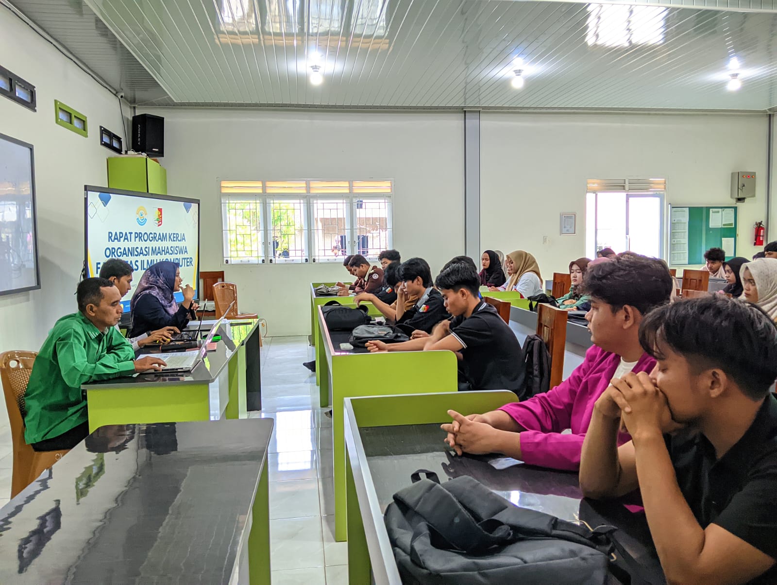 Fakultas Ilmu Komputer Universitas Rokania Gelar Rapat Koordinasi dan Penyampaian Program Kerja Ormawa